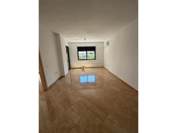 Tirane, jepet me qera apartament 2+1+Ballkon Kati 2, 70 m² 400 € (Unaza e Re)