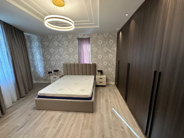 Tirane, jepet me qera apartament 2+1+Ballkon , 130 m² 1.200 € (Selvia)