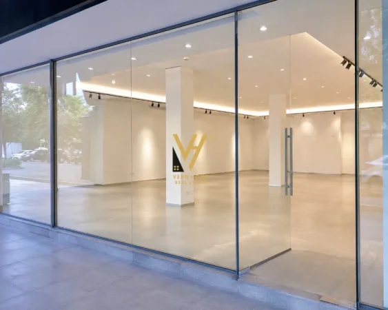Tirane, jepet me qera dyqan Kati 1, 105 m² 2.100 € (BLLOK)