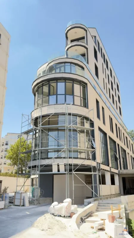 Tirane, jepet me qera ambjent biznesi Kati 0, 129 m² 4.000 € 