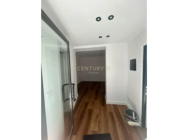 Tirane, jepet me qera zyre Kati 0, 48 m² 1.000 € (9-Katëshe)