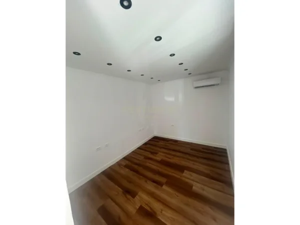 Tirane, jepet me qera zyre Kati 0, 48 m² 1.000 € (9-Katëshe)