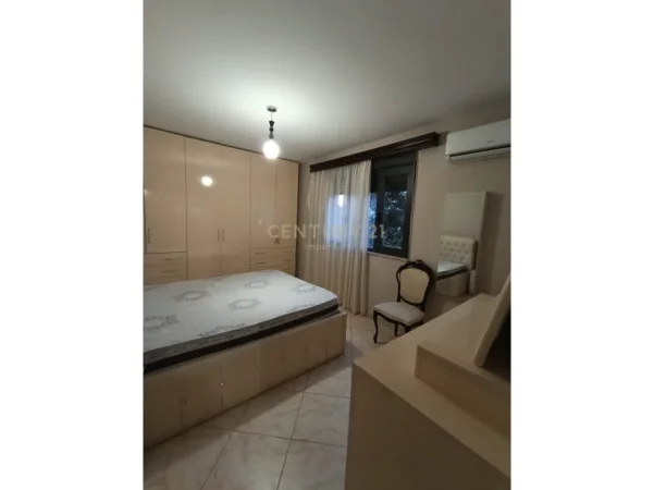 Tirane, jepet me qera apartament 1+1 Kati 3, 68 m² 700 € (ruga e Kavajës)