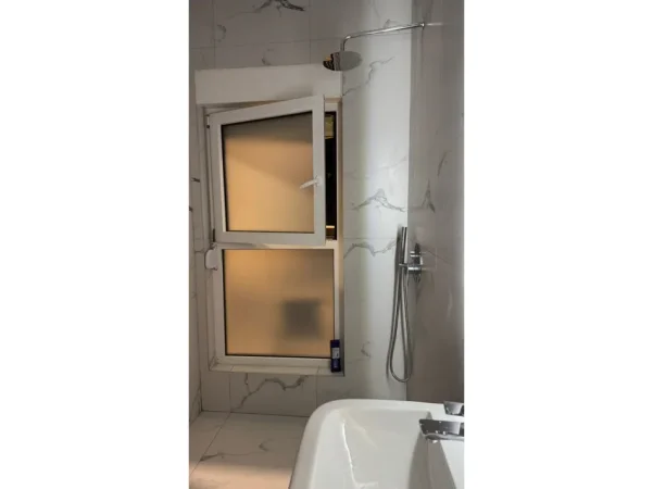 Tirane, jepet me qera apartament 1+1 Kati 8, 58 m² 450 € (Ali Demi)