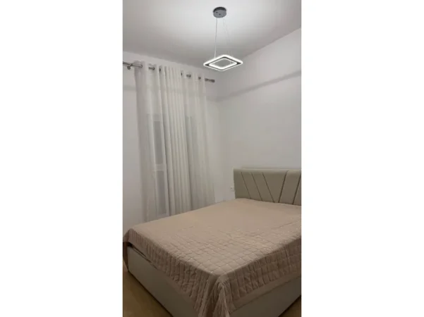 Tirane, jepet me qera apartament 1+1 Kati 8, 58 m² 450 € (Ali Demi)