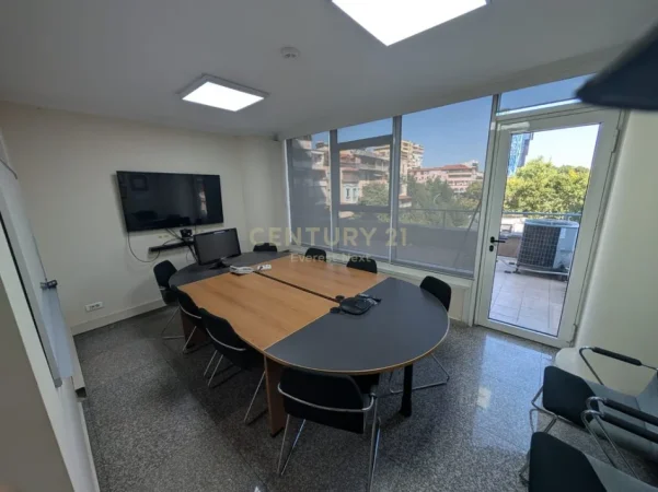 Tirane, jepet me qera zyre , 4.300 € (SKY TOWER)