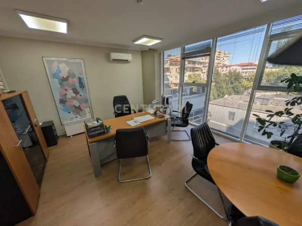 Tirane, jepet me qera zyre , 4.300 € (SKY TOWER)