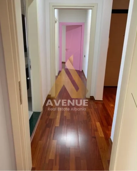 Tirane, jepet me qera apartament 3+1 Kati 4, 170 m²
