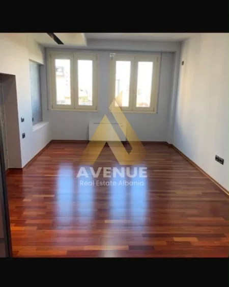 Tirane, jepet me qera apartament 3+1 Kati 4, 170 m²