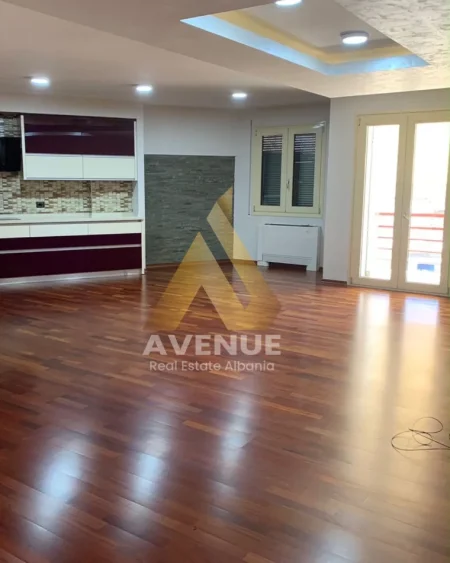 Tirane, jepet me qera apartament 3+1 Kati 4, 170 m²