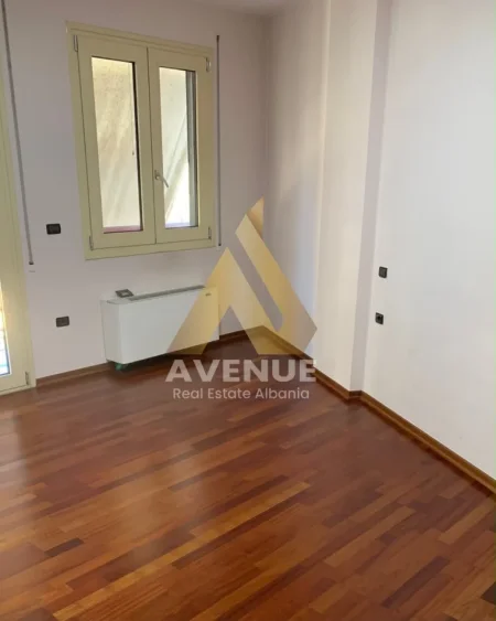 Tirane, jepet me qera apartament 3+1 Kati 4, 170 m²