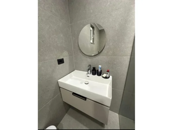 Tirane, jepet me qera apartament 1+1 Kati 9, 50 m² 700 € (ISH TREGUT ELEKTRIK)