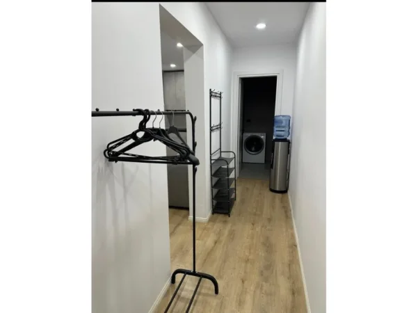 Tirane, jepet me qera apartament 1+1 Kati 9, 50 m² 700 € (ISH TREGUT ELEKTRIK)
