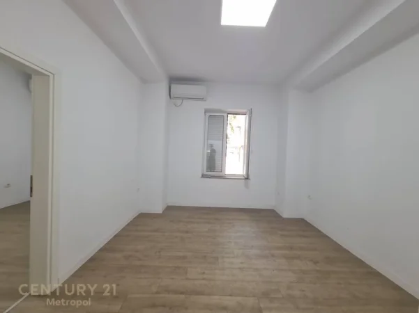 Tirane, jepet me qera zyre Kati 3, 100 m² 1.000 € (Myslym Shyri)