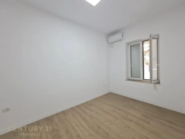 Tirane, jepet me qera zyre Kati 3, 100 m² 1.000 € (Myslym Shyri)