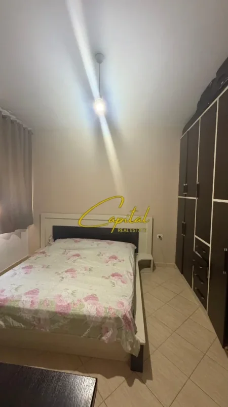 Tirane, jepet me qera apartament 1+1 Kati 3, 65 m² 550 € (KOMUNA E PARISIT)
