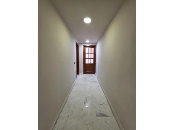 Tirane, jepet me qera ambjent biznesi Kati 7, 130 m² 1.930 € (Qender)