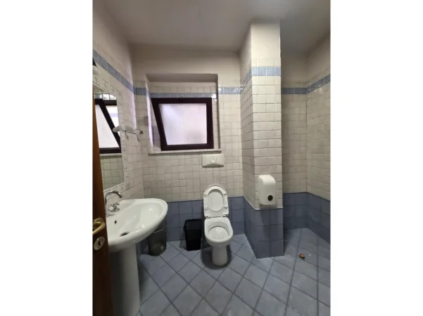 Tirane, jepet me qera ambjent biznesi Kati 7, 130 m² 1.930 € (Qender)