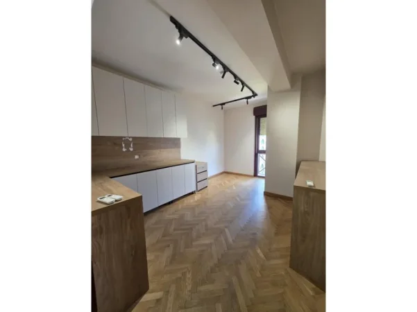 Tirane, jepet me qera ambjent biznesi Kati 7, 130 m² 1.930 € (Qender)