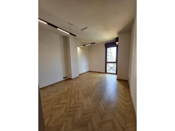 Tirane, jepet me qera ambjent biznesi Kati 7, 130 m² 1.930 € (Qender)