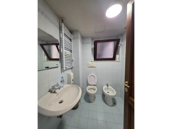 Tirane, jepet me qera ambjent biznesi Kati 7, 130 m² 1.930 € (Qender)