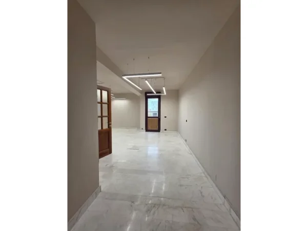 Tirane, jepet me qera ambjent biznesi Kati 7, 130 m² 1.930 € (Qender)