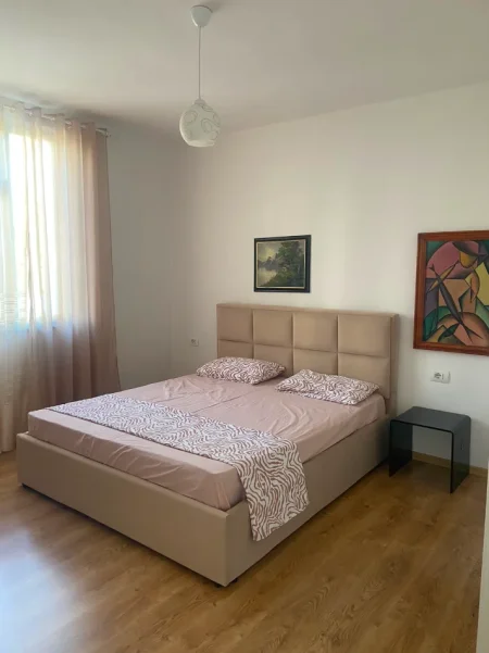Tirane, jepet me qera Apartament 1+1 Kati 2, 65 m²,Mobiluar, Çmimi 60.000 Lekë të Reja,(Pas UFO-së, Bulevardi Zogu i Parë, Tiranë)
