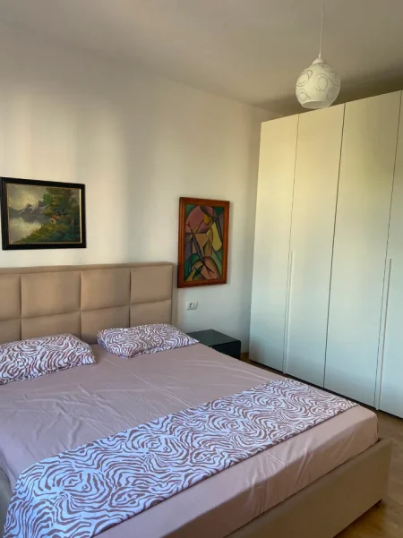 Tirane, jepet me qera Apartament 1+1 Kati 2, 65 m²,Mobiluar, Çmimi 60.000 Lekë të Reja,(Pas UFO-së, Bulevardi Zogu i Parë, Tiranë)