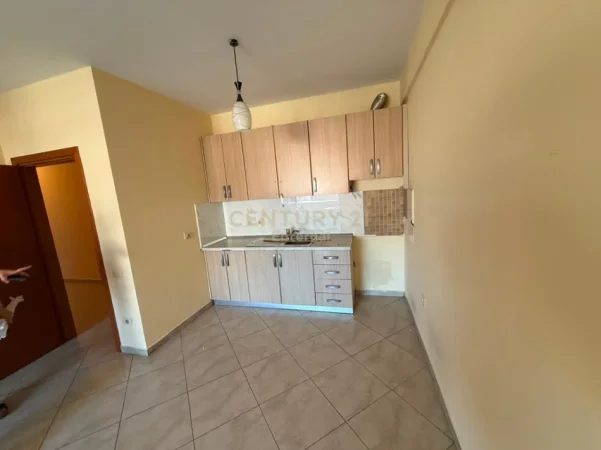 Tirane, jepet me qera zyre Kati 3, 120 m² 1.000 € (Siri Kodra)