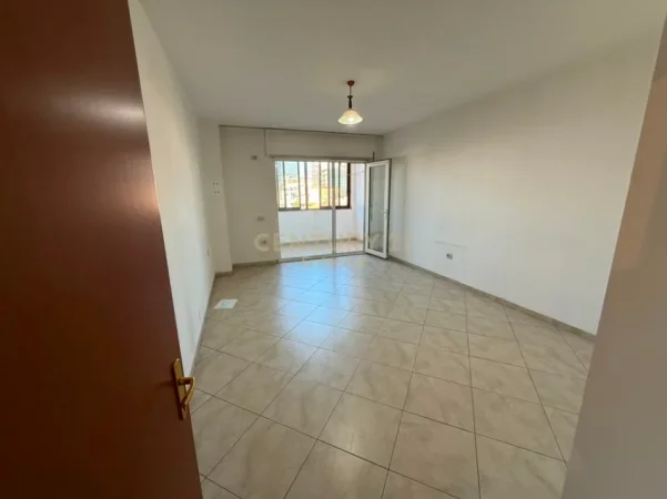 Tirane, jepet me qera zyre Kati 3, 120 m² 1.000 € (Siri Kodra)