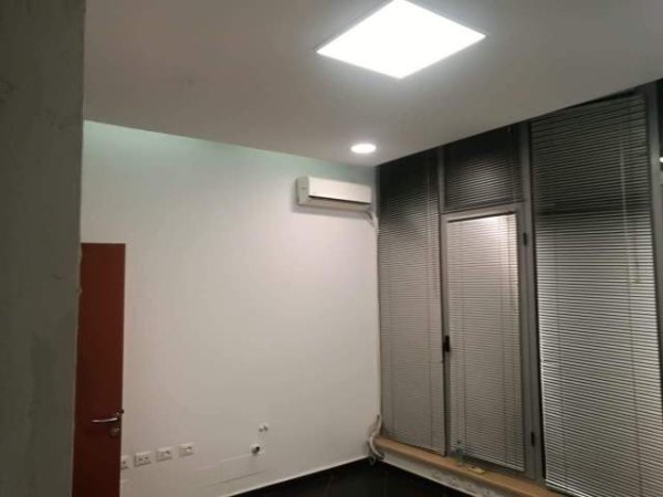 Tirane, jepet me qera zyre Kati 1, 36 m² 400 Euro (fakulteti Juridik)
