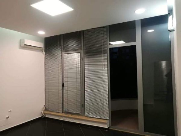 Tirane, jepet me qera zyre Kati 1, 36 m² 400 Euro (fakulteti Juridik)