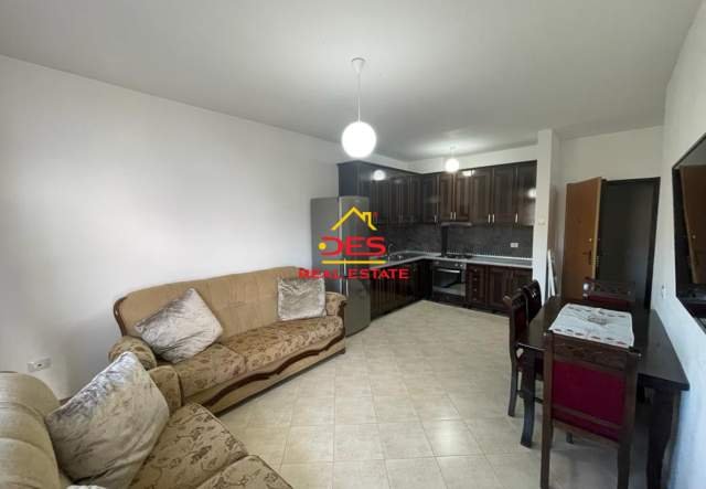 Vlore, jepet me qera apartament 2+1+BLK Kati 4, 115 m² 500 Euro (Rruga Murat Terbaci)