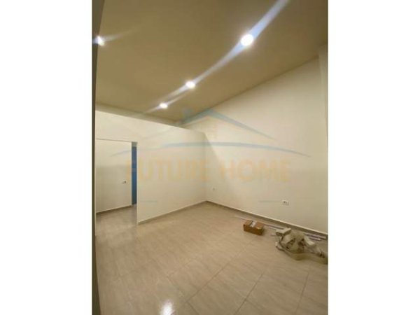 Tirane, jepet me qera ambjent biznesi Kati 0, 44 m² 500 Euro (ish ekspozita)