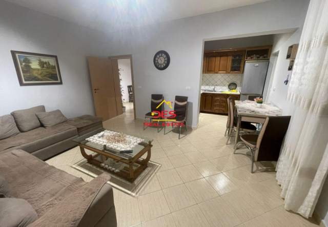 Vlore, jepet me qera apartament 3+1+BLK Kati 4, 130 m² 300 Euro (Rruga Hajro Cakerri)