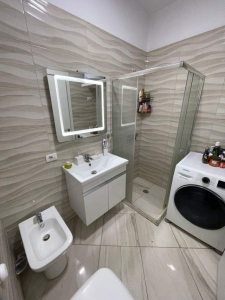 Tirane, jepet me qera apartament 2+1 Kati 5, 600 Euro (Farmacia 10)