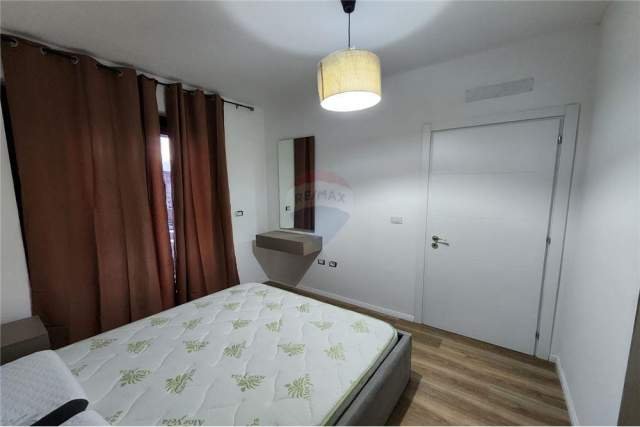 Tirane, jepet me qera apartament 1+1 Kati 4, 56 m² 400 Euro