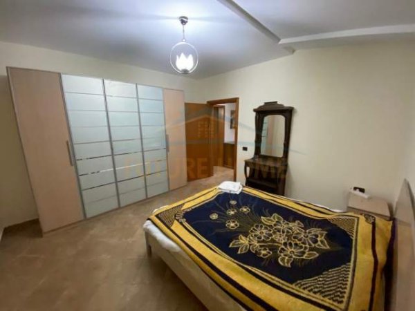 Tirane, jepet me qera apartament 3+1 Kati 2, 140 m² 400 Euro (Todi Shkurti)