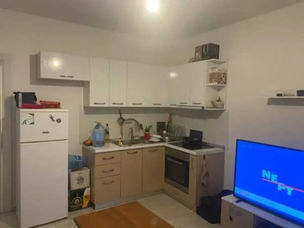 Tirane, jepet me qera apartament 1+1+BLK Kati 5, 55 m² 400 Euro (Laprak)