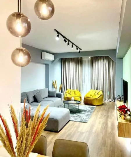 Tirane, jepet me qera apartament 2+1 106 m² 800 Euro (Sheshi Willson, mbas Postes  nr 8)