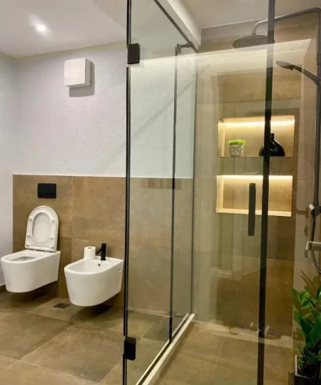 Tirane, jepet me qera apartament 2+1 106 m² 800 Euro (Sheshi Willson, mbas Postes  nr 8)