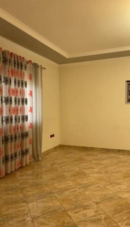 Tirane, jepet me qera apartament Kati 2, 140 m² 80.000 Leke (prane Xhamise)