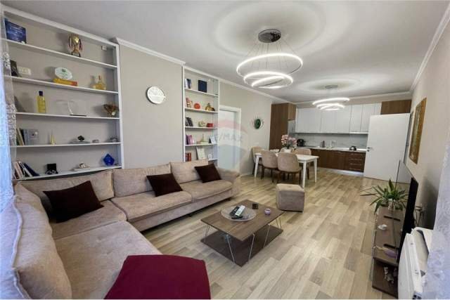 Tirane, jepet me qera apartament 1+1 Kati 5, 83 m² 600 Euro (Farmacia 10)