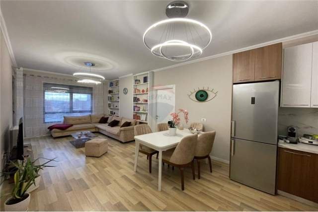 Tirane, jepet me qera apartament 1+1 Kati 5, 83 m² 600 Euro (Farmacia 10)