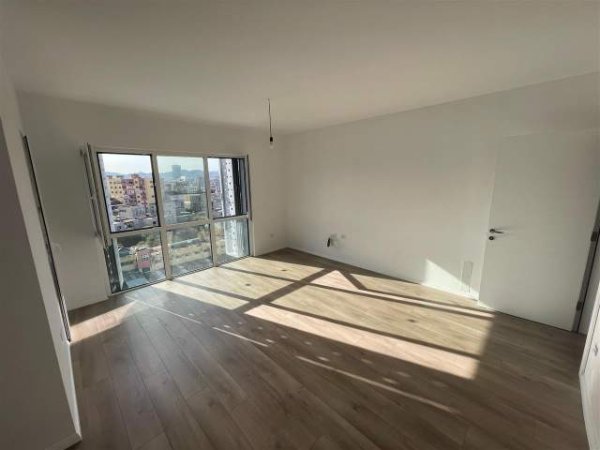 Tirane, jepet me qera apartament 1+1 Kati 8, 83 m² 400 Euro (5 Maji)