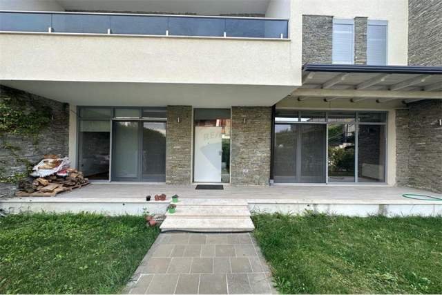 Tirane, shitet Vile 3+1 Kati 1, 271 m² 440.000 Euro (Liqeni Thate)