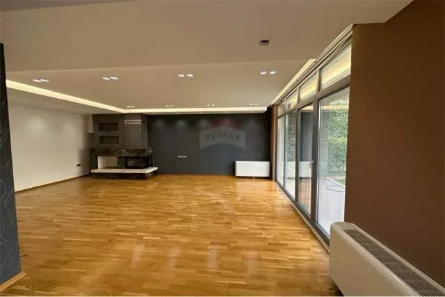 Tirane, shitet Vile 3+1 Kati 1, 271 m² 440.000 Euro (Liqeni Thate)