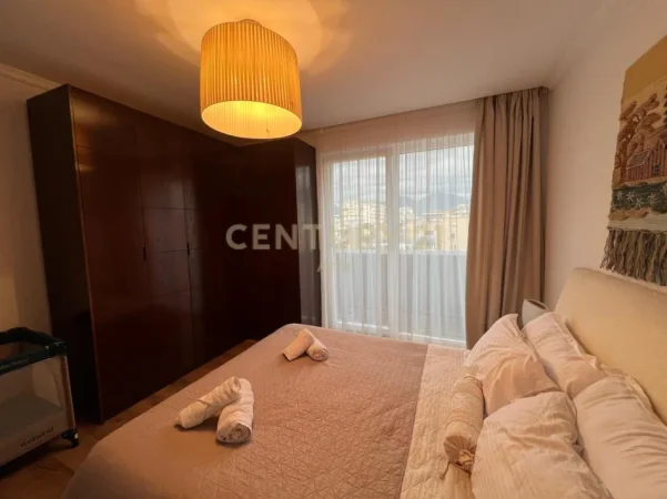 Tirane, jepet me qera apartament 1+1 , 84 m² 800 € (Qender)