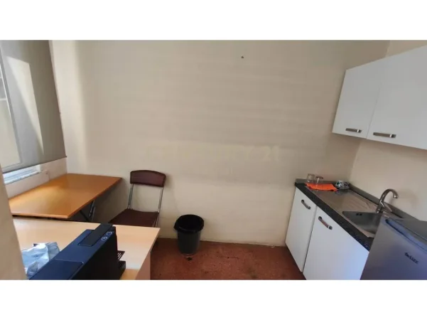 Tirane, jepet me qera zyre Kati 1, 100 m² 1.400 € (Ish Blloku)