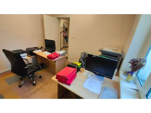 Tirane, jepet me qera zyre Kati 1, 100 m² 1.400 € (Ish Blloku)